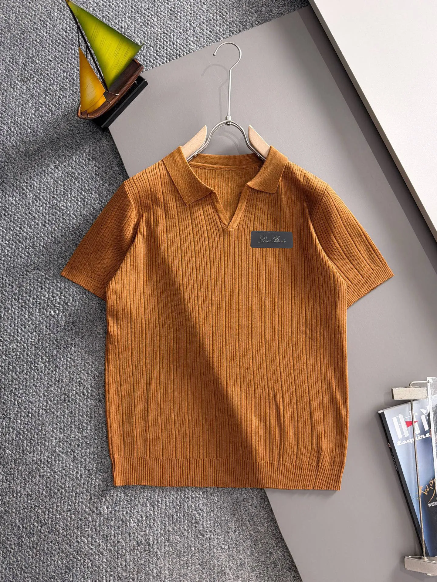 LP high quality 26ss New Arrival men's knitted short-sleeved T-shirt is made of combed cotton yarn knitted cotton fabric, no pressure when entering and exiting the counter. Exclusive control of raw materials. It feels substantial when weighed, and the upper body is more textured than ordinary T-shirts. This texture can cope with the weather easily and is suitable for both hot and cold! Designed for a loose fit. Size: M to 3XL